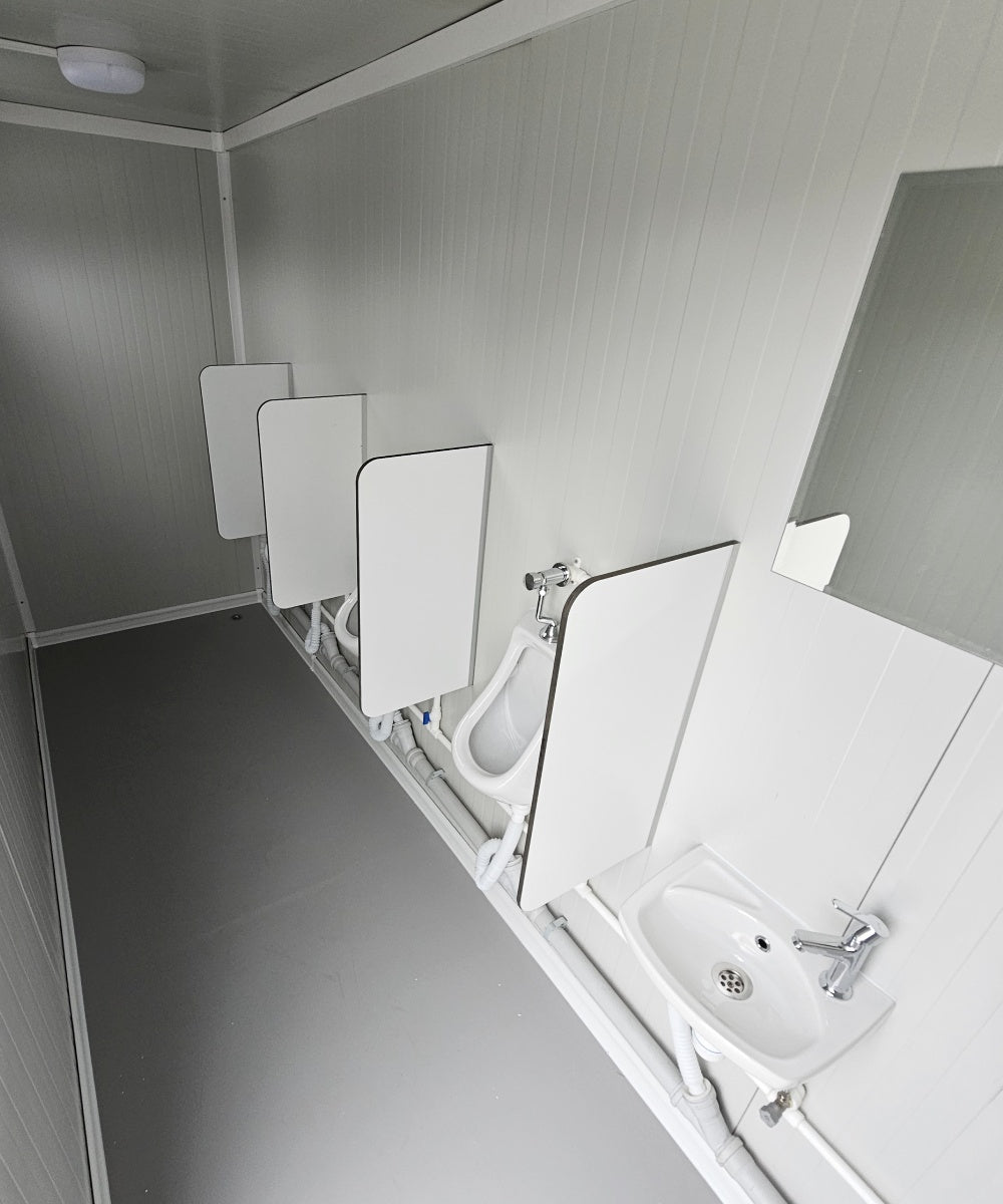 Sanitärcontainer 4x2 m RAL7016 – 4 WC-Kabinen & 4 Pissoirs