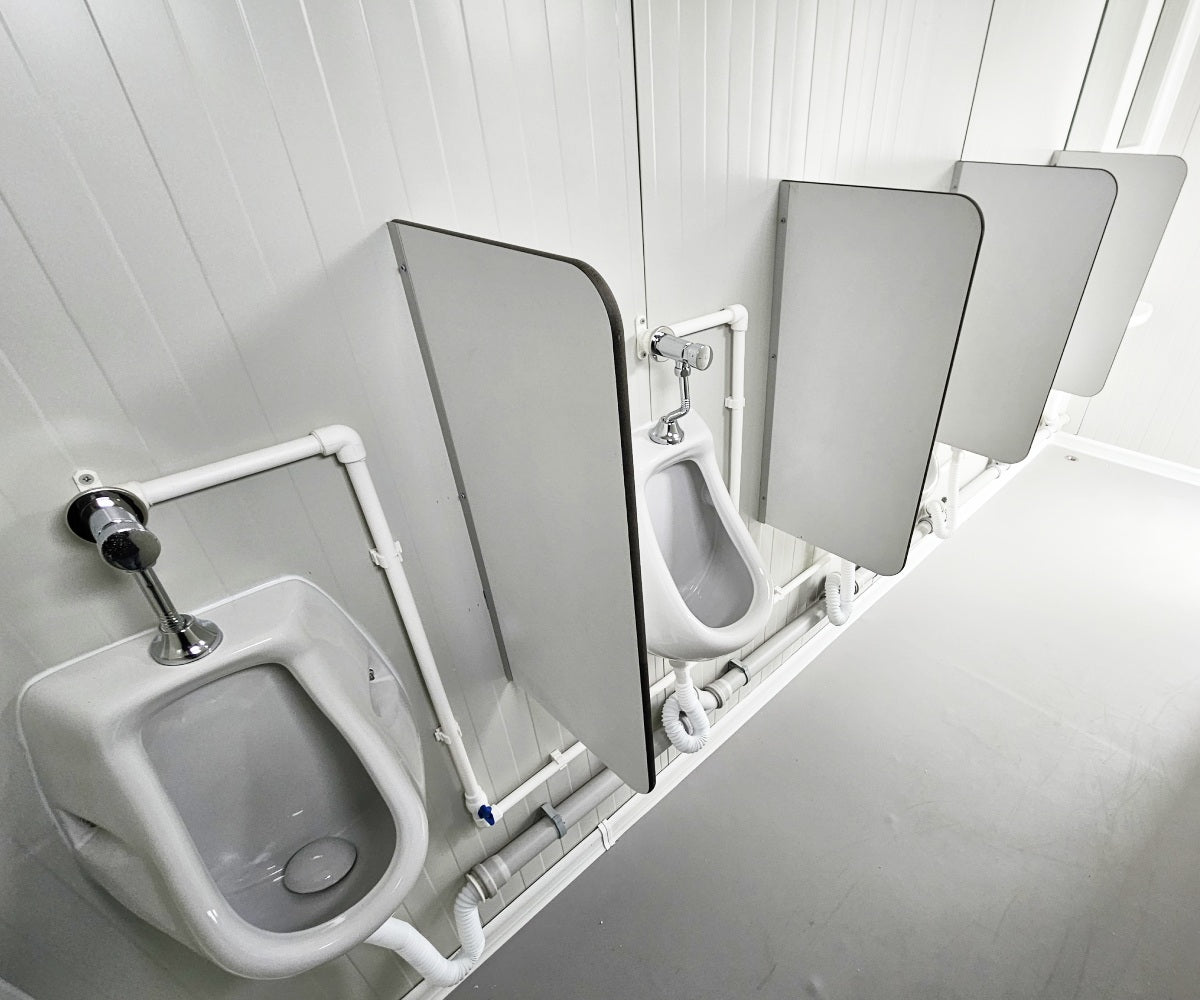 Sanitärcontainer 4x2 m RAL7016 – 4 WC-Kabinen & 4 Pissoirs