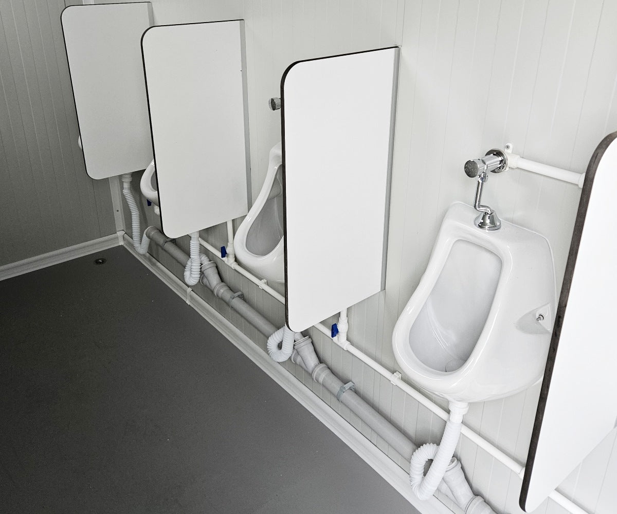 Sanitärcontainer 4x2 m RAL7016 – 4 WC-Kabinen & 4 Pissoirs