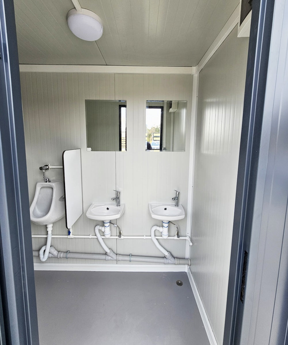 Sanitärcontainer 4x2 m RAL7016 – 4 WC-Kabinen & 4 Pissoirs