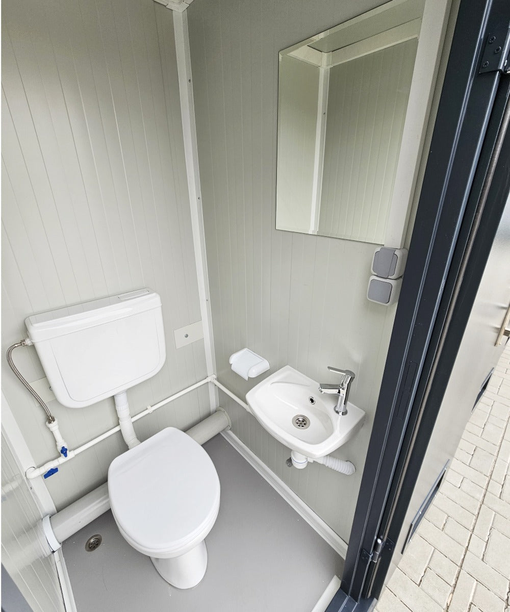 Sanitärcontainer 4x2 m RAL7016 – 4 WC-Kabinen & 4 Pissoirs