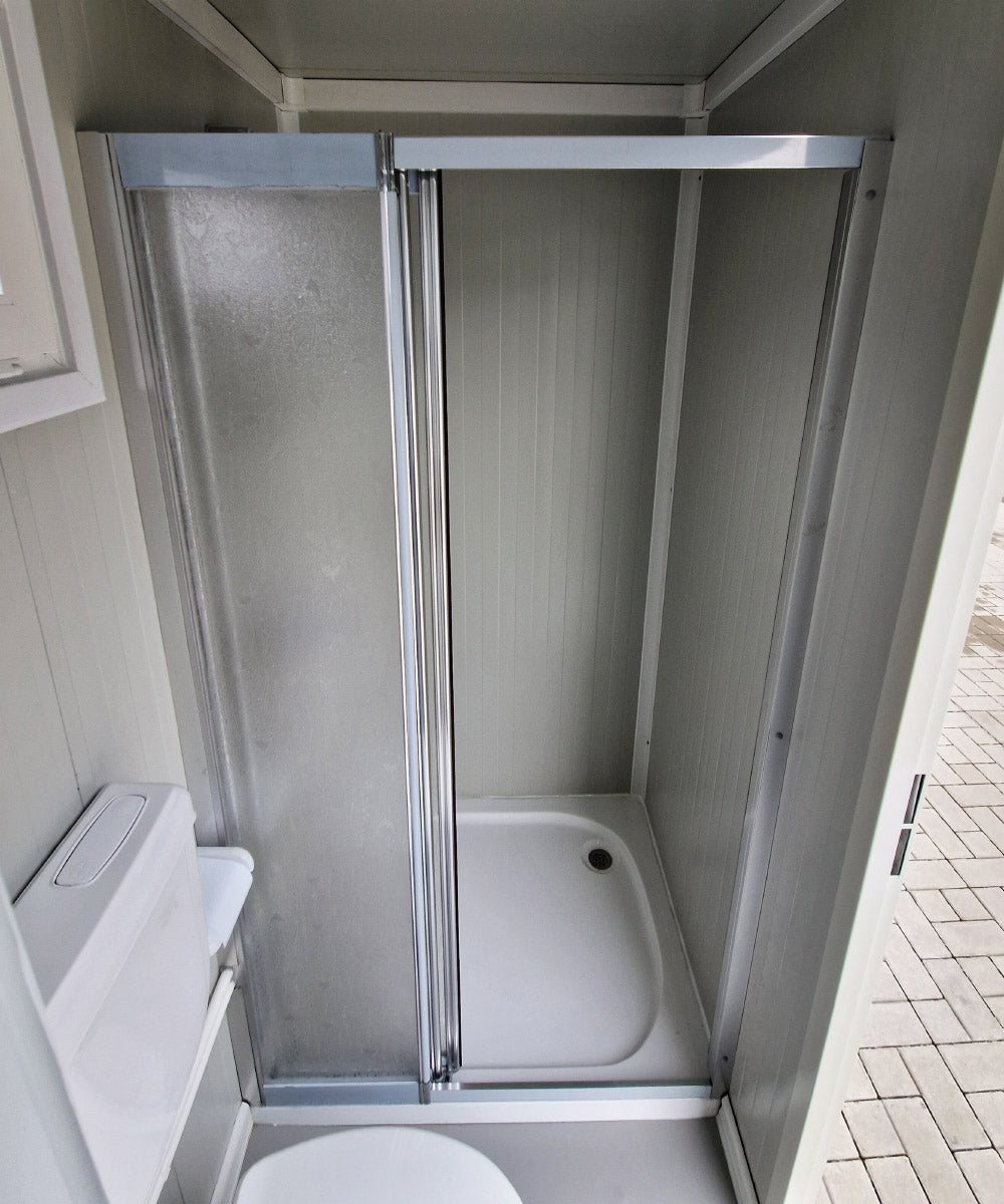 Sanitärcontainer mit WC & Dusche inkl. Boiler und Außenlicht in RAL9002