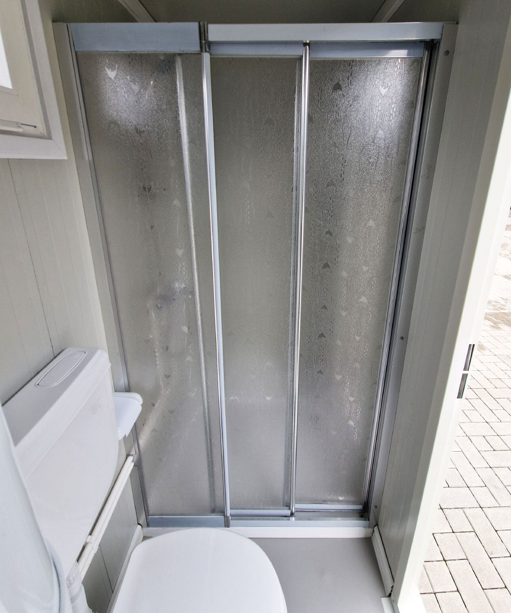 Sanitärcontainer mit WC & Dusche inkl. Boiler und Außenlicht in RAL9002