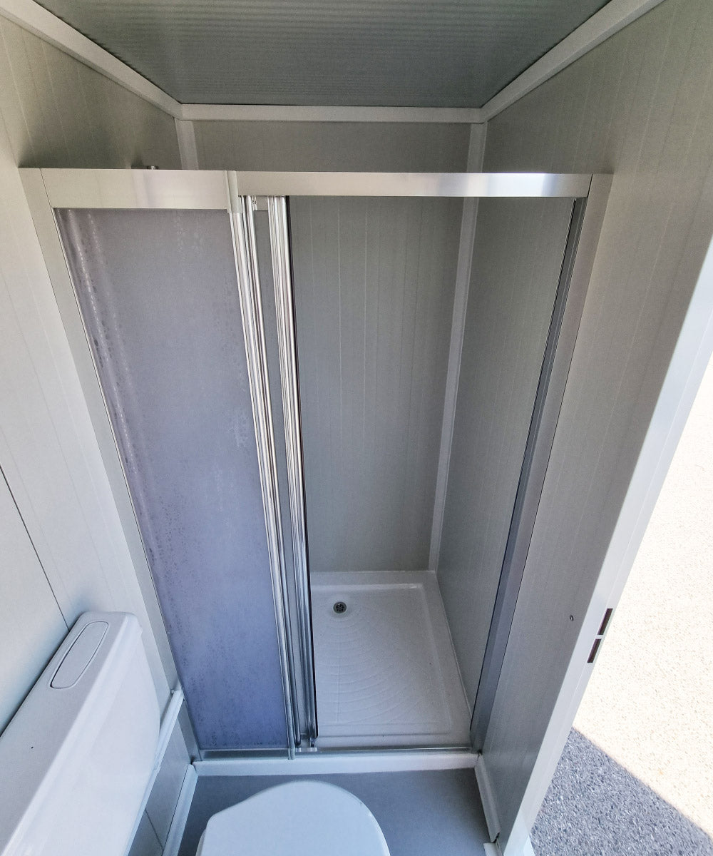 Großer Sanitärcontainer mit WC Dusche und Warmwasser in RAL9002 weiß