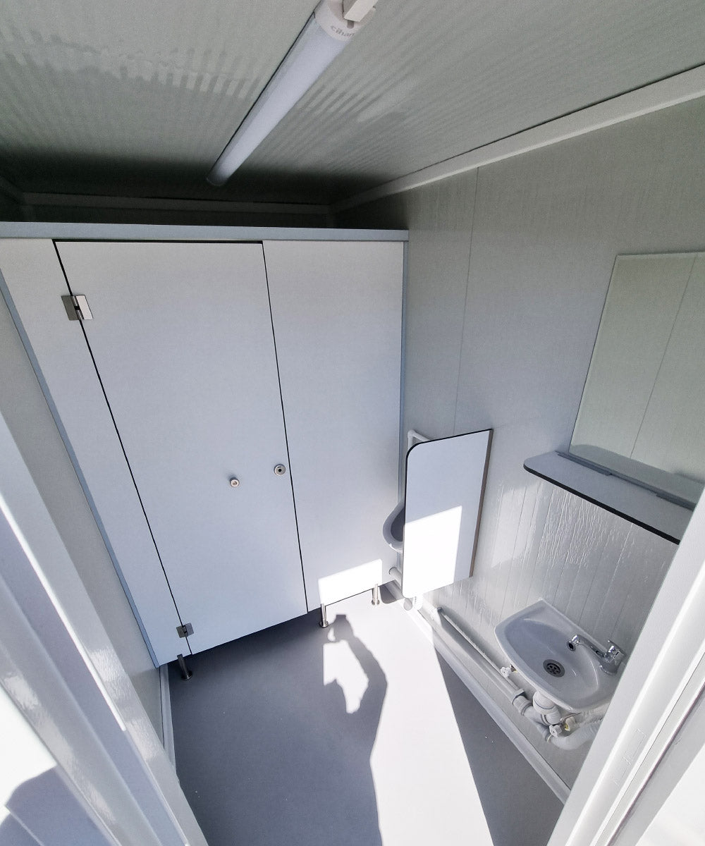 PREMIUM 3m Toilettencontainer - Doppelkabine Frau / Mann RAL9002 mit Heizung und Warmwasser