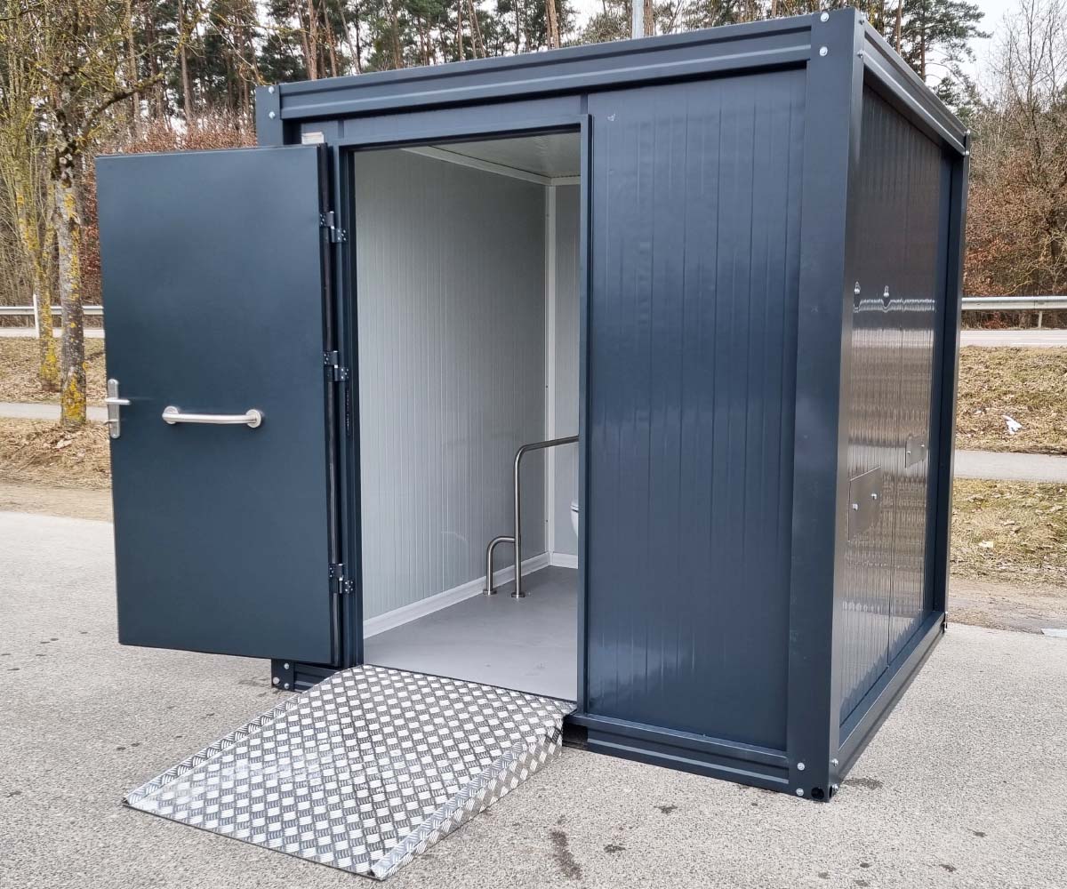 Behindertengerechter Sanitärcontainer mit Rampe und Warmwasser – RAL 7016