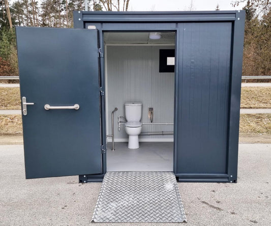 Behindertengerechter Sanitärcontainer mit Rampe und Warmwasser – RAL 7016