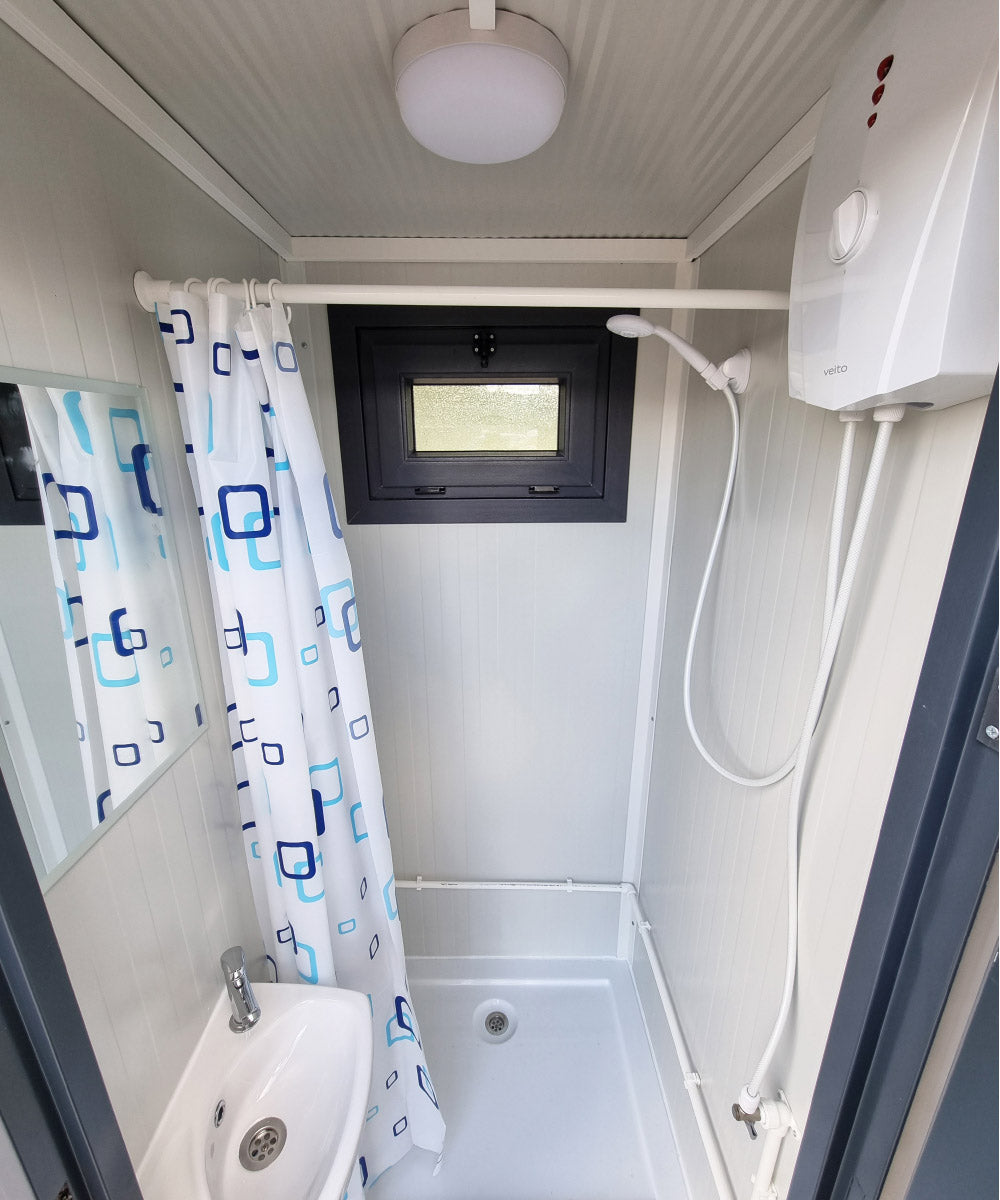 Sanitärcontainer mit Dusche WC und Pissoir – RAL 7016 Anthrazitgrau