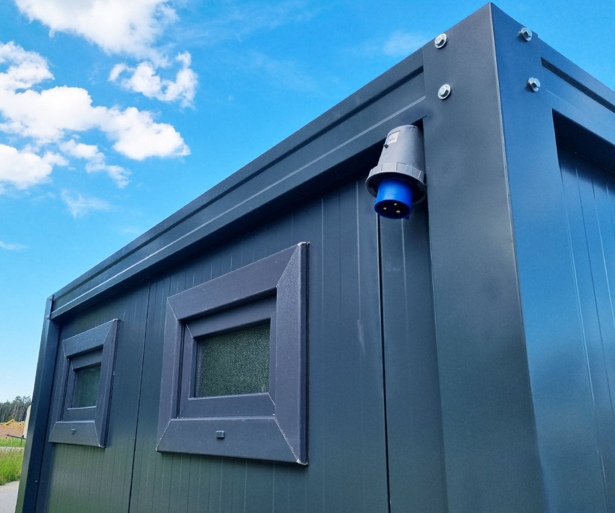 Sanitärcontainer mit Dusche WC und Pissoir – RAL 7016 Anthrazitgrau