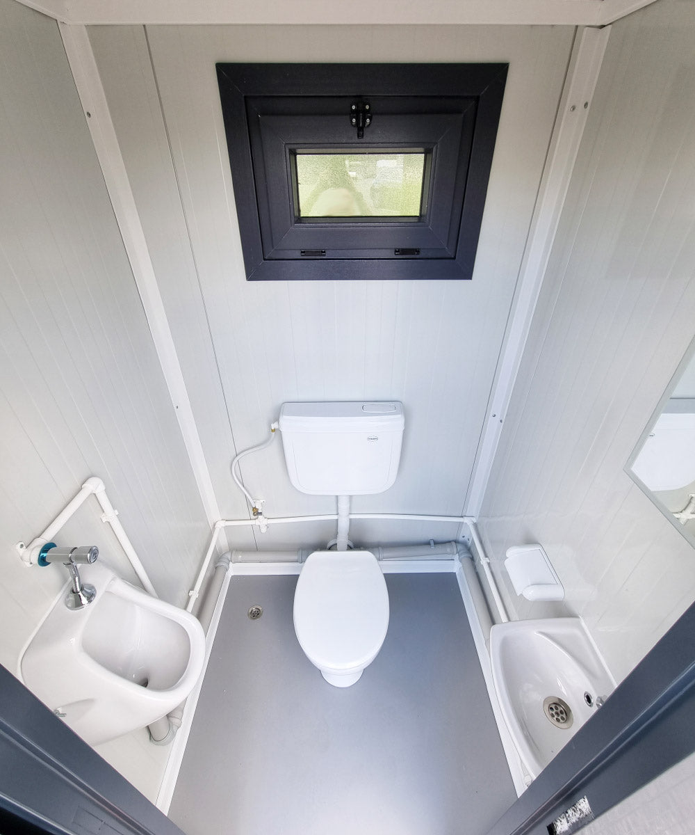 Sanitärcontainer mit Dusche WC und Pissoir – RAL 7016 Anthrazitgrau