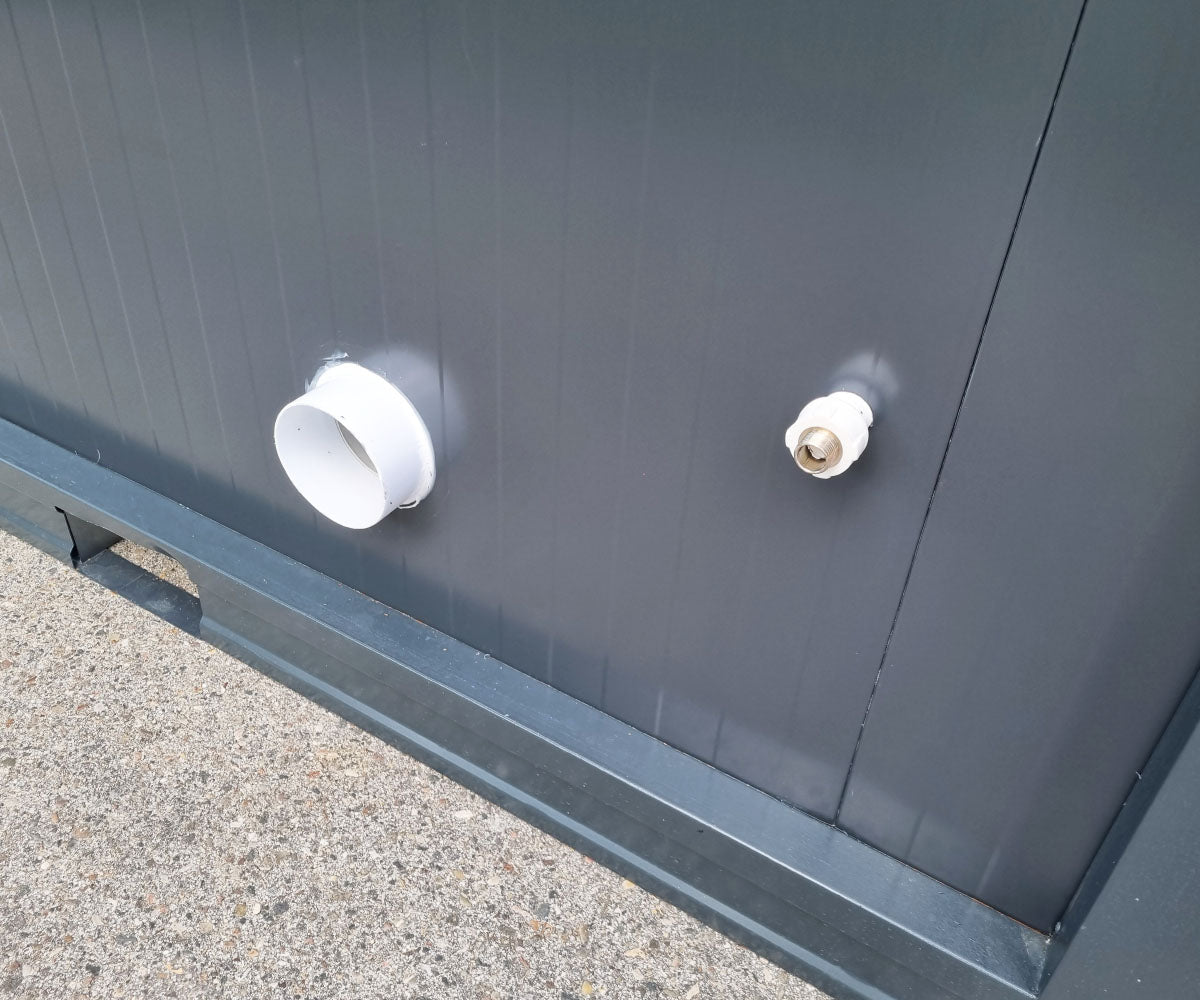 Sanitärcontainer mit Dusche WC und Pissoir – RAL 7016 Anthrazitgrau