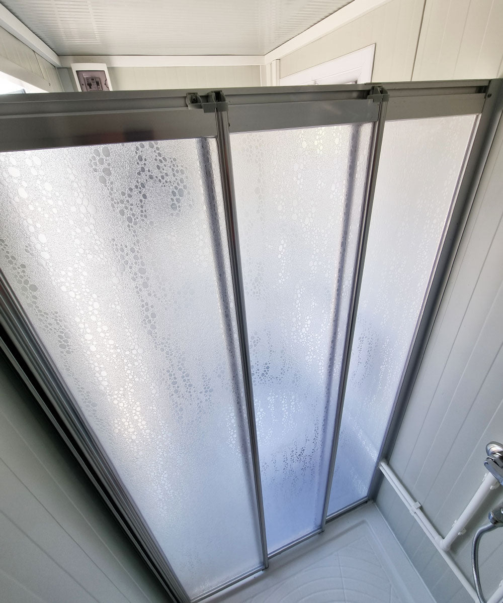 Sanitärcontainer mit WC Dusche und Warmwasser in RAL7016 Anthrazit