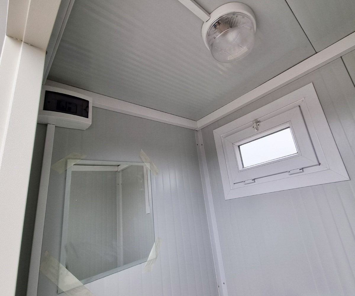 Toilettencontainer - WC mit Pissoir Waschbecken und Fenster RAL9002 Weiß