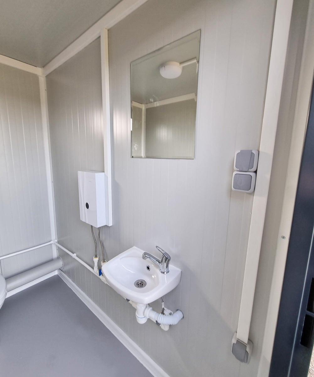 WC Sanitärcontainer extra groß Mann / Mann in RAL7016 mit Warmwasser