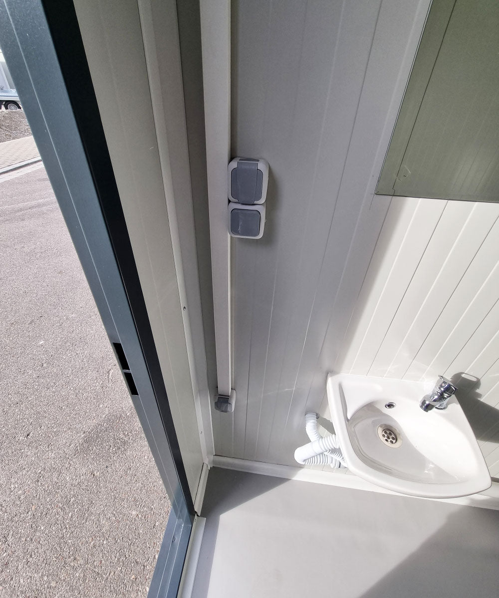 WC Sanitärcontainer extra groß Mann / Mann in RAL7016 mit Warmwasser